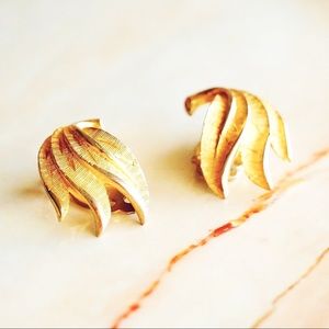 Gold tone leaves vintage clip on earrings SOLD